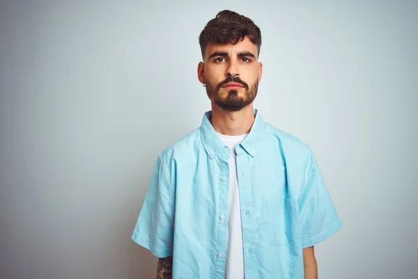Junger Mann Mit Tätowierung Blaues Hemd Vor Weißem Hintergrund Mit — Stockfoto