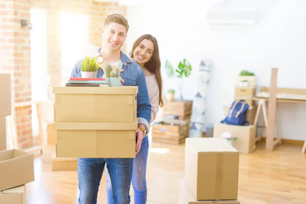 Mooi Jong Paar Glimlachen Liefde Vieren Verhuizen Naar Een Nieuw — Stockfoto