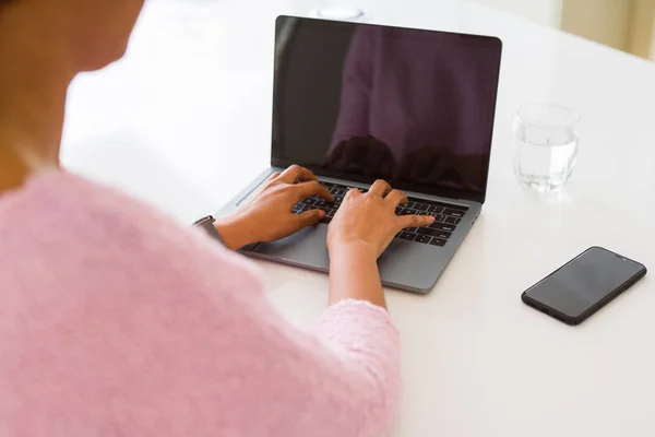 Nahaufnahme einer jungen Frau beim Tippen mit dem Laptop — Stockfoto