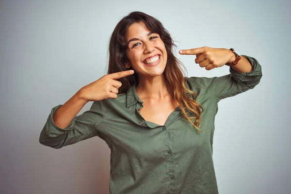 Mujer Hermosa Joven Vistiendo Camisa Verde Pie Sobre Fondo Gris —  Fotos de Stock