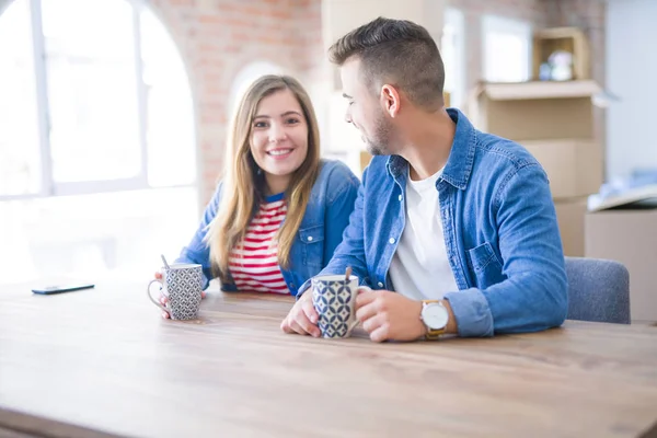 Junges Paar Trinkt Eine Tasse Kaffee Und Freut Sich Über — Stockfoto