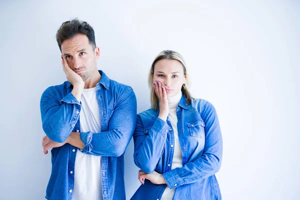 Jovem Casal Bonito Vestindo Camisa Jeans Sobre Fundo Branco Isolado — Fotografia de Stock