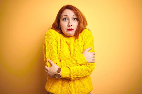 Mulher Ruiva Bonita Usando Camisola Inverno Sobre Fundo Amarelo Isolado — Fotografia de Stock