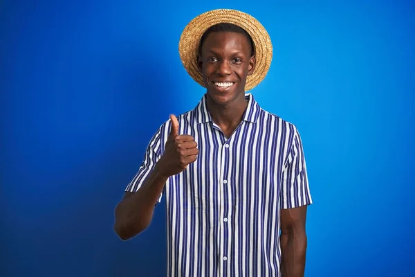 Hombre Afroamericano Con Camisa Rayas Sombrero Verano Sobre Fondo Azul —  Fotos de Stock