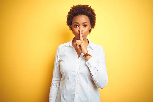Afrykańska Amerykańska Bizneswoman Odizolowanym Żółtym Tle Prosi Ciszę Palcem Ustach — Zdjęcie stockowe