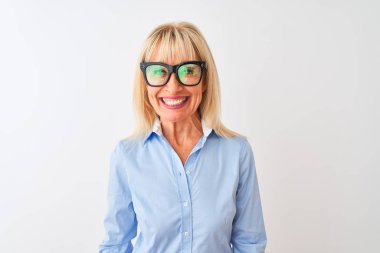 Orta yaşlı iş kadını güneş gözlüğü ve gömlek takıyor. İzole edilmiş beyaz bir altyapısı var. Mutlu bir yüzü var.