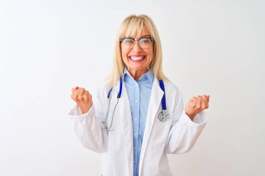 Gözlüklü ve steteskop takan orta yaşlı doktor kadın kolları açık ve gözleri açık bir şekilde başarıyı kutluyor ve şaşırıyor. Kazanan konsept.