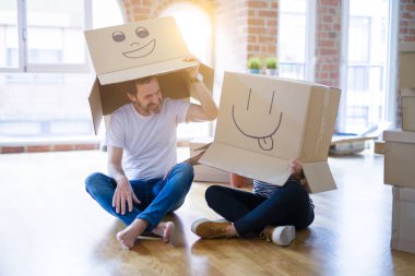 Orta yaş Senior çift yeni bir eve hareket