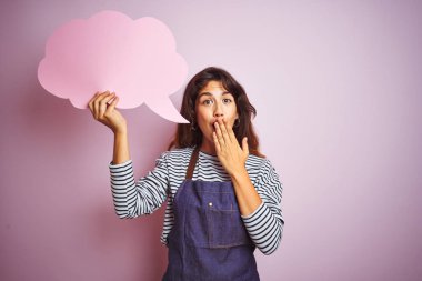 Önlük takan güzel bir aşçı kadın pembe arka plan üzerinde bulutlu konuşma balonu tutuyordu. Ağzı kapatıyordu. Yanlışlıkla utançla, korkuyla, korkuyla sarsılıyordu.