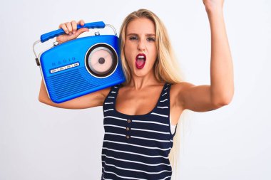Güzel bir kadın, izole edilmiş beyaz arka planda duran klasik bir radyoyu elinde tutuyor. Öfkeyle bağırıyor, çıldırıyor ve öfkeyle bağırıyor.