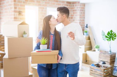 Genç Asya çift tutan Keys bu yeni ev, gülümseyen mutlu ve heyecanlı Moving için bir yeni daire