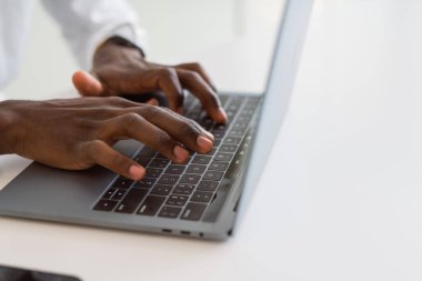 Afrika iş adam el bilgisayar laptop klavye kullanarak çalışma yakın çekim