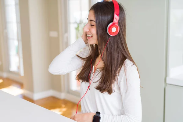 Hermosa Joven Con Auriculares Escuchando Música Disfrutando Bailando Feliz — Foto de Stock