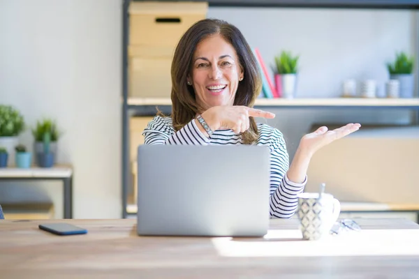 Medelålders Äldre Kvinna Sitter Vid Bordet Hemma Arbetar Med Hjälp — Stockfoto