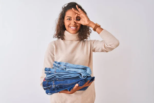 Ung Brasiliansk Butiksägare Kvinna Håller Hög Med Jeans Över Isolerad — Stockfoto