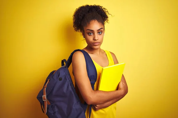 Donna Studentessa Americana Con Zaino Mano Notebook Sfondo Giallo Isolato — Foto Stock