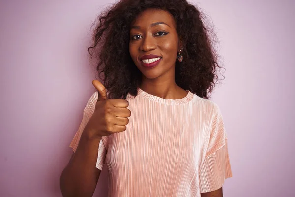 Fiatal Afro Amerikai Pólóban Áll Elszigetelt Rózsaszín Háttér Felett Boldog — Stock Fotó