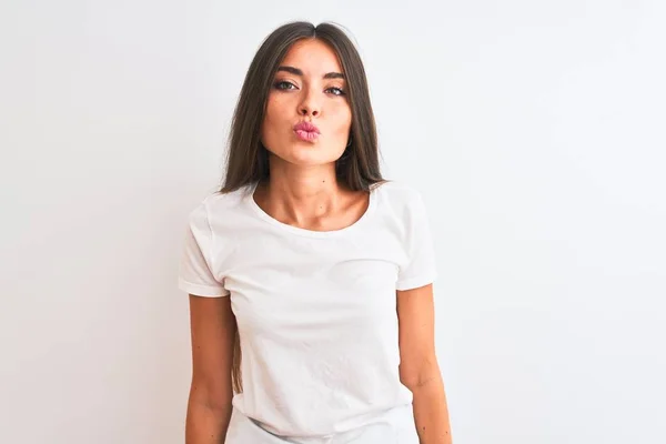Junge Schöne Frau Lässigem Shirt Das Über Isoliertem Weißem Hintergrund — Stockfoto