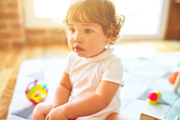 Schöne Kleinkind Kind Mädchen Spielt Mit Spielzeug Auf Dem Teppich — Stockfoto