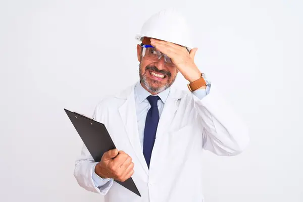 Senior Ingenjör Man Bär Hjälm Glasögon Hålla Urklipp Över Isolerade — Stockfoto