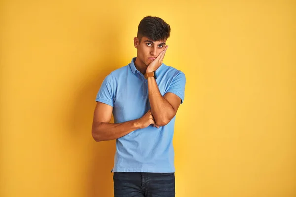 Jonge Indiaanse Man Draagt Blauwe Polo Staan Geïsoleerde Gele Achtergrond — Stockfoto