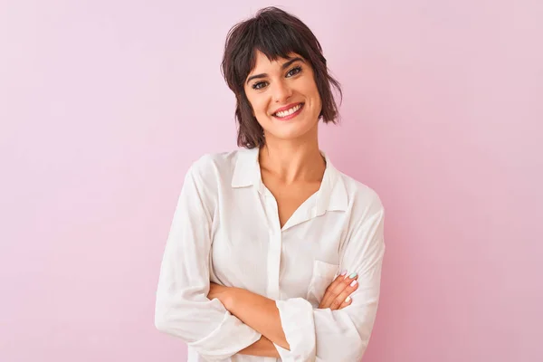 Mujer Hermosa Joven Con Camisa Blanca Pie Sobre Fondo Rosa — Foto de Stock