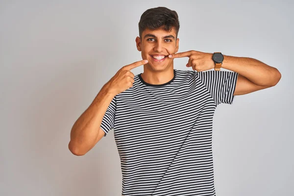 Junger Indischer Mann Marinestreifem Shirt Der Vor Isoliertem Weißem Hintergrund — Stockfoto