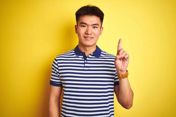 Mladý Asijský Číňan Nosí Pruhované Pólo Stojící Nad Izolované Žluté — Stock fotografie