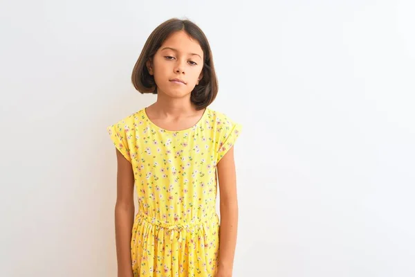 年轻美丽的小女孩穿着黄色的花衣服站在孤立的白色背景上 显得困倦疲惫 疲惫不堪 困倦不堪 早上眼睛懒洋洋的 — 图库照片