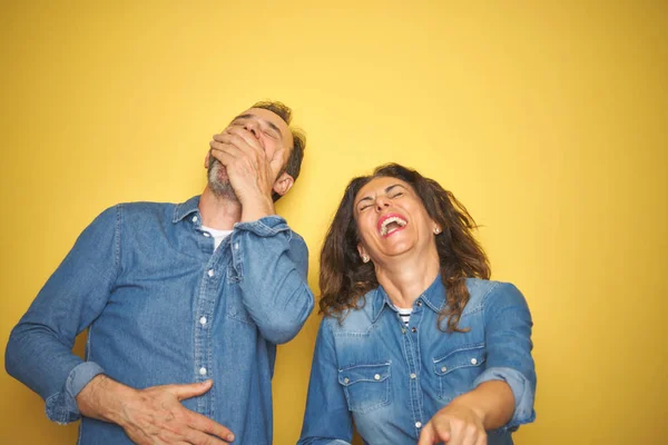 Belo Casal Meia Idade Juntos Sobre Fundo Amarelo Isolado Rindo — Fotografia de Stock