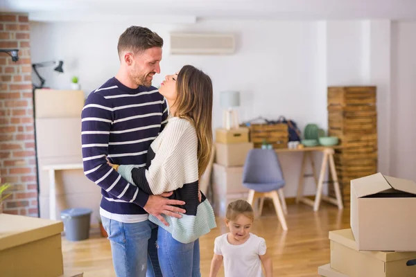 Vacker Familj Med Ett Barn Som Står Nya Hem Runt — Stockfoto