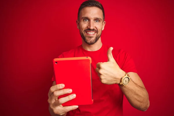 Fiatal Férfi Használ Digitális Touchpad Tabletta Felett Piros Elszigetelt Háttér — Stock Fotó