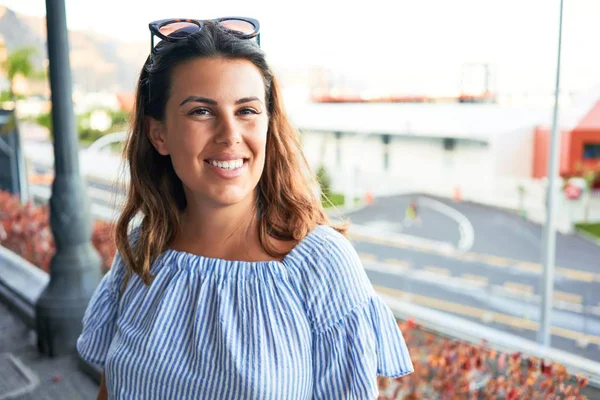 Jovem Mulher Bonita Sorrindo Feliz Andando Nas Ruas Cidade Dia — Fotografia de Stock