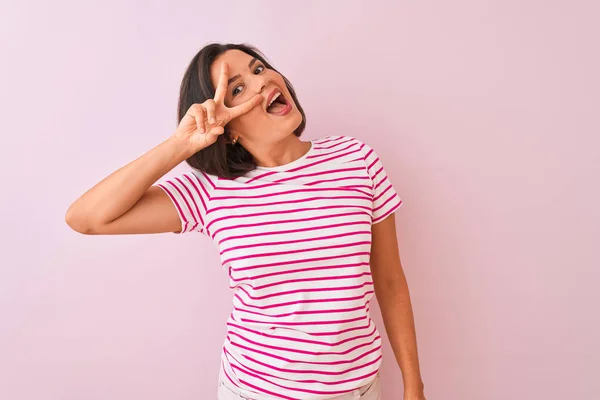 Ung Vacker Kvinna Bär Randig Shirt Stående Över Isolerad Rosa — Stockfoto