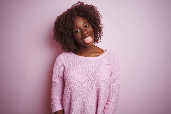 Jonge Afrikaanse Vrouw Met Een Trui Een Geïsoleerde Roze Achtergrond — Stockfoto