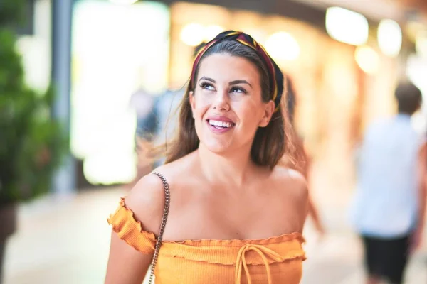 Jovem Menina Bonita Sorrindo Feliz Confiante Andando Rua Cidade Com — Fotografia de Stock