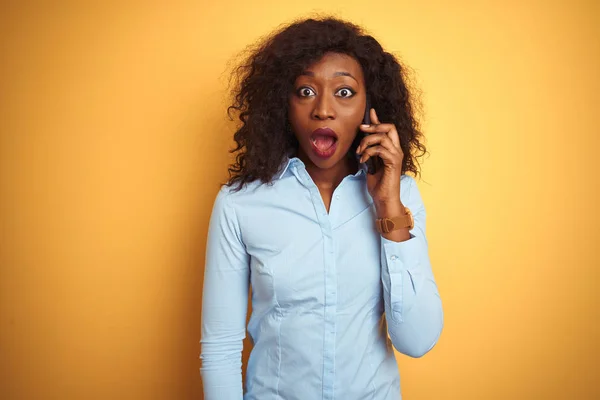 Mujer Afroamericana Joven Hablando Teléfono Inteligente Sobre Fondo Amarillo Aislado —  Fotos de Stock