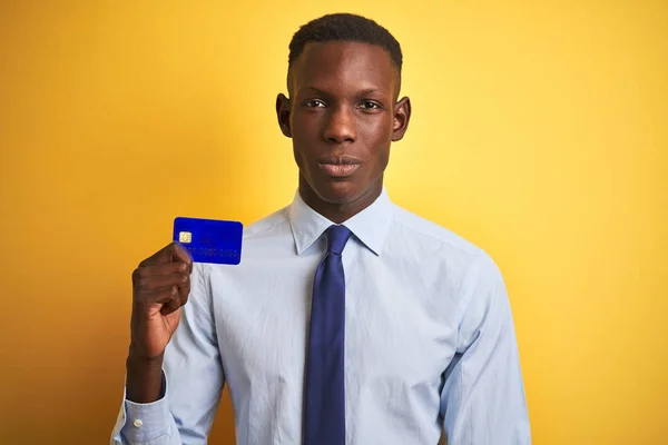 Hombre Negocios Afroamericano Con Tarjeta Crédito Pie Sobre Fondo Amarillo —  Fotos de Stock