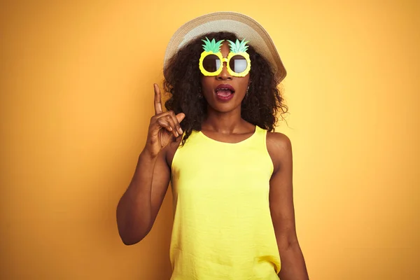 Afro Amerikaanse Vrouw Draagt Grappige Ananas Zonnebril Geïsoleerde Gele Achtergrond — Stockfoto