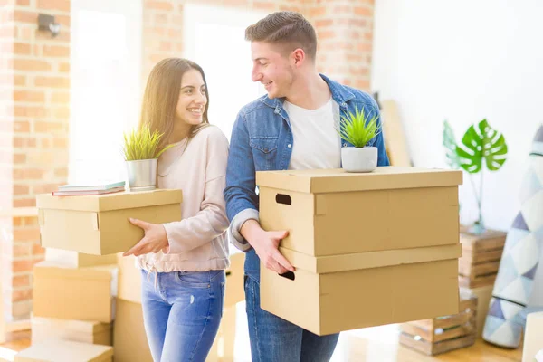 Belo Jovem Casal Sorrindo Amor Celebrando Mudança Para Uma Nova — Fotografia de Stock