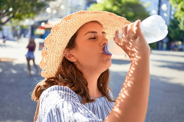 Ung Vacker Kvinna Ler Glad Promenader Stadens Gator Dricka Fräsch — Stockfoto