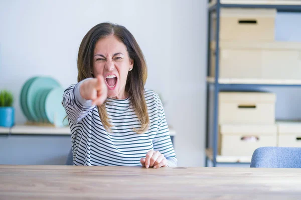 Eldste Middelaldrende Kvinne Som Sitter Ved Bordet Peker Misfornøyd Frustrert – stockfoto