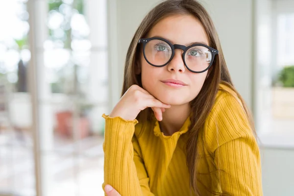 Menina Bonita Garoto Vestindo Óculos Com Mão Queixo Pensando Sobre — Fotografia de Stock