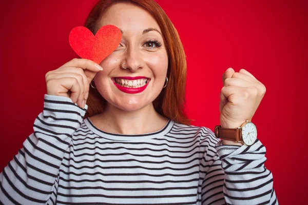 Joven Pelirroja Romántica Mujer Sosteniendo Corazón Sobre Rojo Aislado Fondo — Foto de Stock