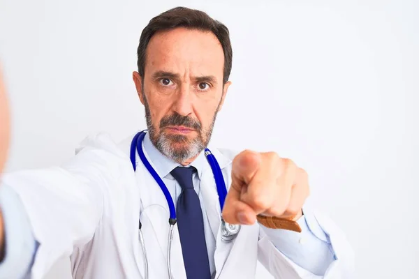 Lekarz Średnim Wieku Stetoskopie Zrobić Selfie Odizolowanym Białym Tle Wskazując — Zdjęcie stockowe