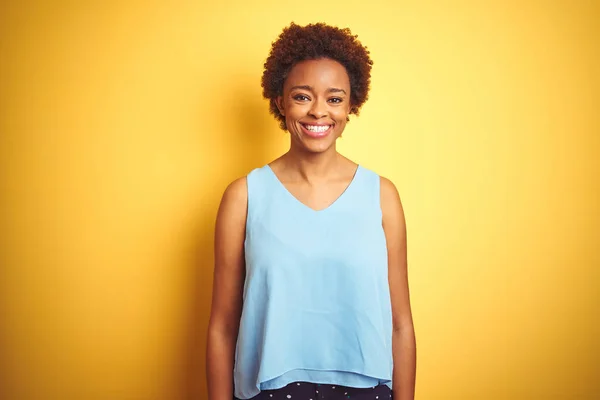 Hermosa Mujer Afroamericana Con Una Camisa Elegante Sobre Fondo Amarillo — Foto de Stock