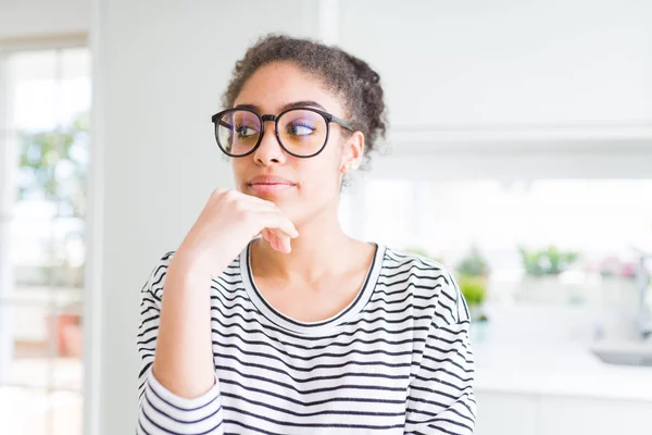 Linda Jovem Afro Americana Com Cabelo Afro Vestindo Óculos Com — Fotografia de Stock