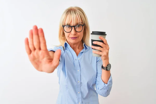 Geschäftsfrau Mittleren Alters Die Auf Isoliertem Weißem Hintergrund Kaffee Trinkt — Stockfoto