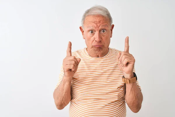 Starší Šedovlasý Muž Pruhovaném Tričku Stojící Nad Osamělým Bílým Pozadím — Stock fotografie