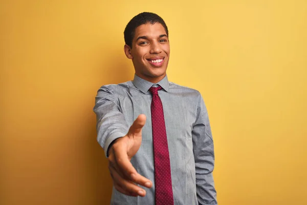 Joven Hombre Negocios Árabe Guapo Usando Camisa Corbata Sobre Fondo —  Fotos de Stock